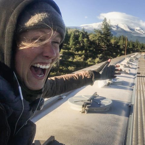 Vor ihr der Mount Shasta im Norden Kaliforniens: Tamina Florentine Zuch dokumentierte ihre Reise zum Teil mit einer Handykamera. Für das Klettern auf den Zügen konnte sie nur einen kleinen Rucksack mitnehmen