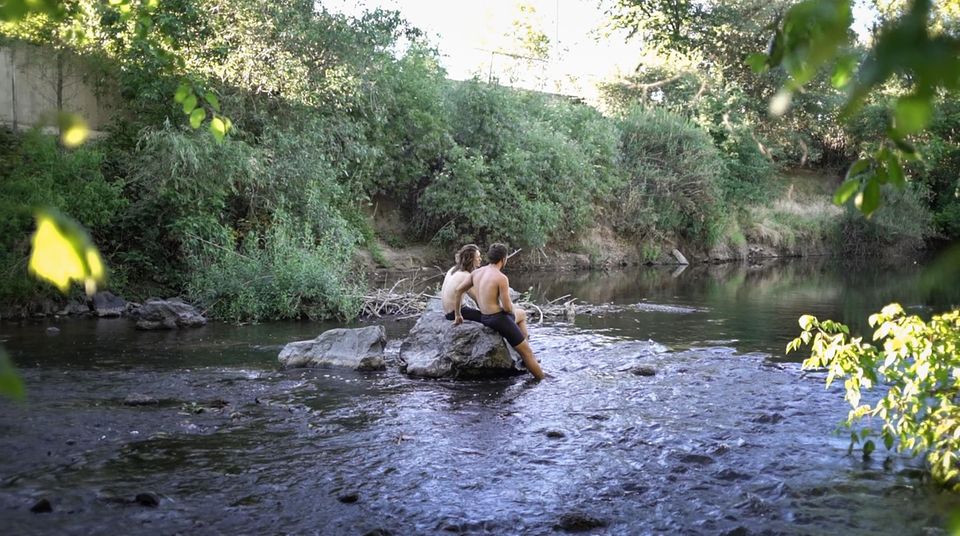Abenteuerfotografie: Die beiden Freunde genießen das Bad in einem Fluss in Roseville. Unterwegs gibt es wenig Gelegenheit, sich ausgiebig zu waschen Die beiden Freunde genießen das Bad in einem Fluss in Roseville. Unterwegs gibt es wenig Gelegenheit, sich ausgiebig zu waschen