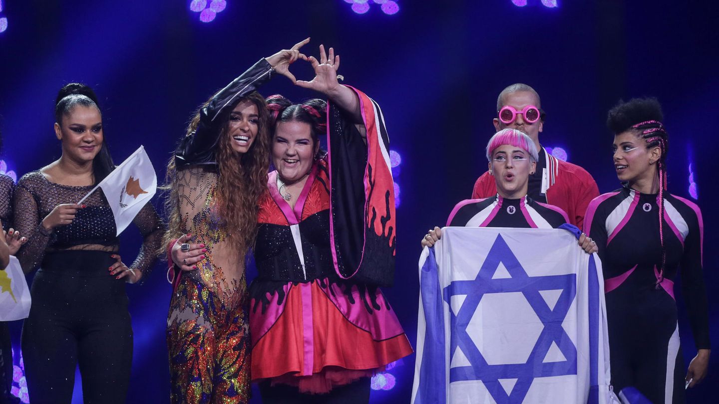 ESC: Eleni Foureira (Mitte, l.) für Zypern und Netta  für Israel
