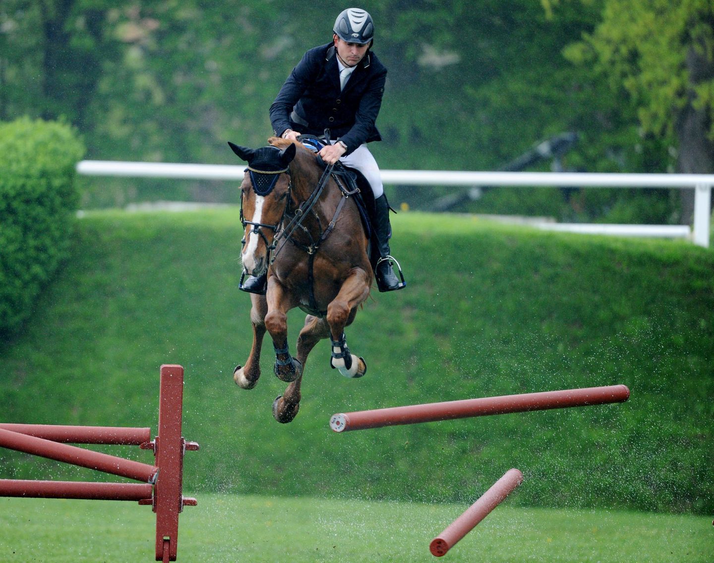 Springreiten: Der Deutsche Thomas Heineking wirft beim Hamburger Derby die Stangen an