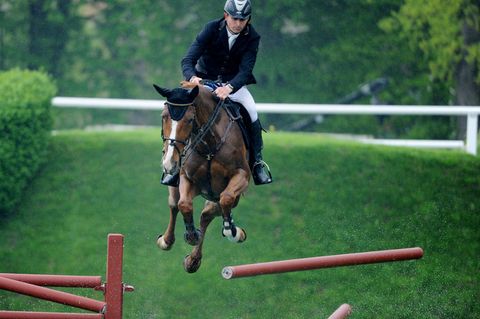 Springreiten: Der Deutsche Thomas Heineking wirft beim Hamburger Derby die Stangen an