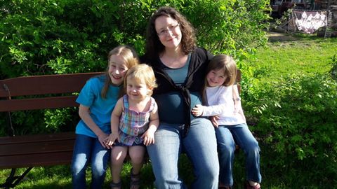 Claudia Spiegele mit ihren drei Kindern - zwei weitere sind unterwegs. 