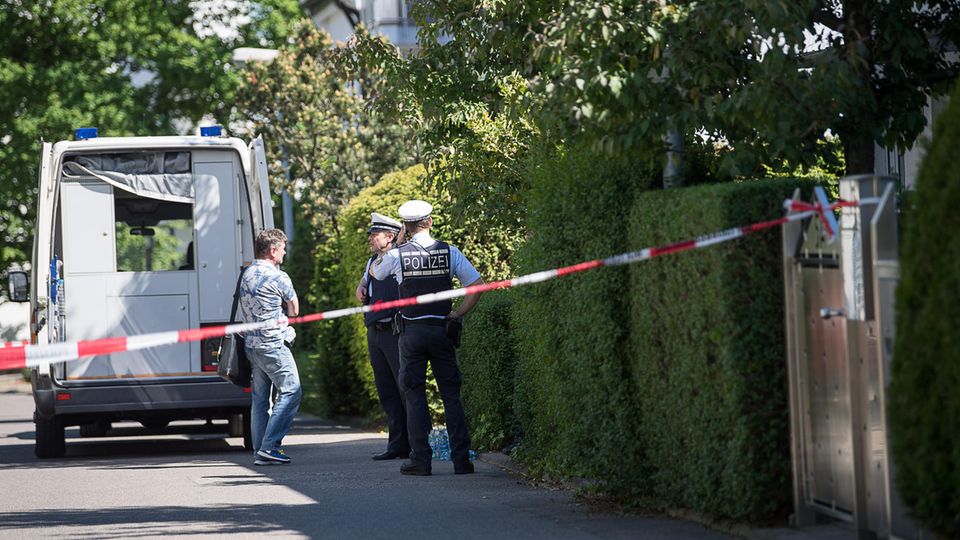 Nachrichten Deutschland Stuttgart Einsatzkräfte der Polizei stehen vor einem Reihenhaus in Stuttgart