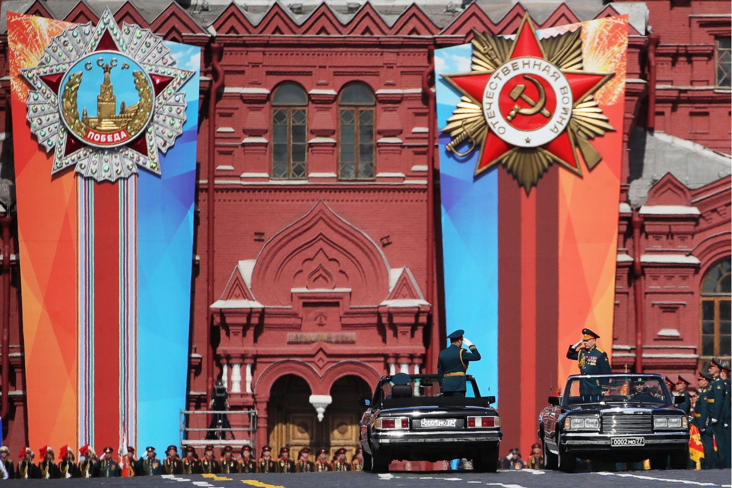 Wie auch in den letzten Jahren nahm der Verteidigungsminister und Armeegeneral Sergej Schoigu (l.) die Parade ab. Kommandiert wurde die Parade vom Heereschef Generaloberst Oleg Saljukow (r.).