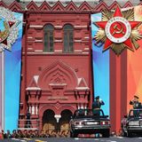 Wie auch in den letzten Jahren nahm der Verteidigungsminister und Armeegeneral Sergej Schoigu (l.) die Parade ab. Kommandiert wurde die Parade vom Heereschef Generaloberst Oleg Saljukow (r.).