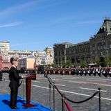 Der 9. Mai ist eines der wichtigsten Daten im russischen Kalender: An diesem Tag feiert Russland den Sieg über Nazi-Deutschland. Seit nun 73 Jahren werden dabei Militärparaden abgehalten. In Moskau findet traditionell die größte Parade statt. Wladimir Putin eröffnete sie in diesem Jahr bereits zum 13. Mal mit einer Ansprache an die Nation. "Unser Soldat und unser Volk haben Europa vor dem Holocaust und vor Sklaverei befreit", sagte der Kreml-Chef stolz. Heute werde der Sieg der Sowjetunion hinterfragt, obwohl kein anderes Land der Welt so einen Angriff abgewehrt hat und abwehren konnte, betonte er.