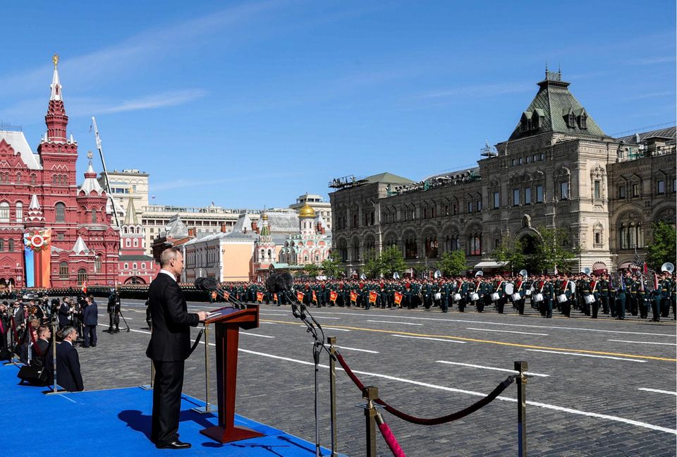 Der 9. Mai ist eines der wichtigsten Daten im russischen Kalender: An diesem Tag feiert Russland den Sieg über Nazi-Deutschland. Seit nun 73 Jahren werden dabei Militärparaden abgehalten. In Moskau findet traditionell die größte Parade statt. Wladimir Putin eröffnete sie in diesem Jahr bereits zum 13. Mal mit einer Ansprache an die Nation. "Unser Soldat und unser Volk haben Europa vor dem Holocaust und vor Sklaverei befreit", sagte der Kreml-Chef stolz. Heute werde der Sieg der Sowjetunion hinterfragt, obwohl kein anderes Land der Welt so einen Angriff abgewehrt hat und abwehren konnte, betonte er.