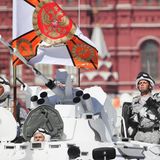 Auch die arktischen Truppen präsentierten ihre Waffensysteme auf dem Roten Platz: geländegängige Fla-Raketensysteme Tor-M2DT und Überschneefahrzeuge TTM.