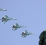 Sukhoi Su-24M-Jagdbomber flogen in engster Formation über die Köpfe der Zuschauer hinweg. 