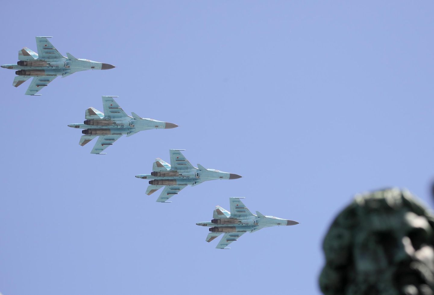 Sukhoi Su-24M-Jagdbomber flogen in engster Formation über die Köpfe der Zuschauer hinweg. 