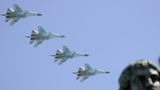 Sukhoi Su-24M-Jagdbomber flogen in engster Formation über die Köpfe der Zuschauer hinweg. 