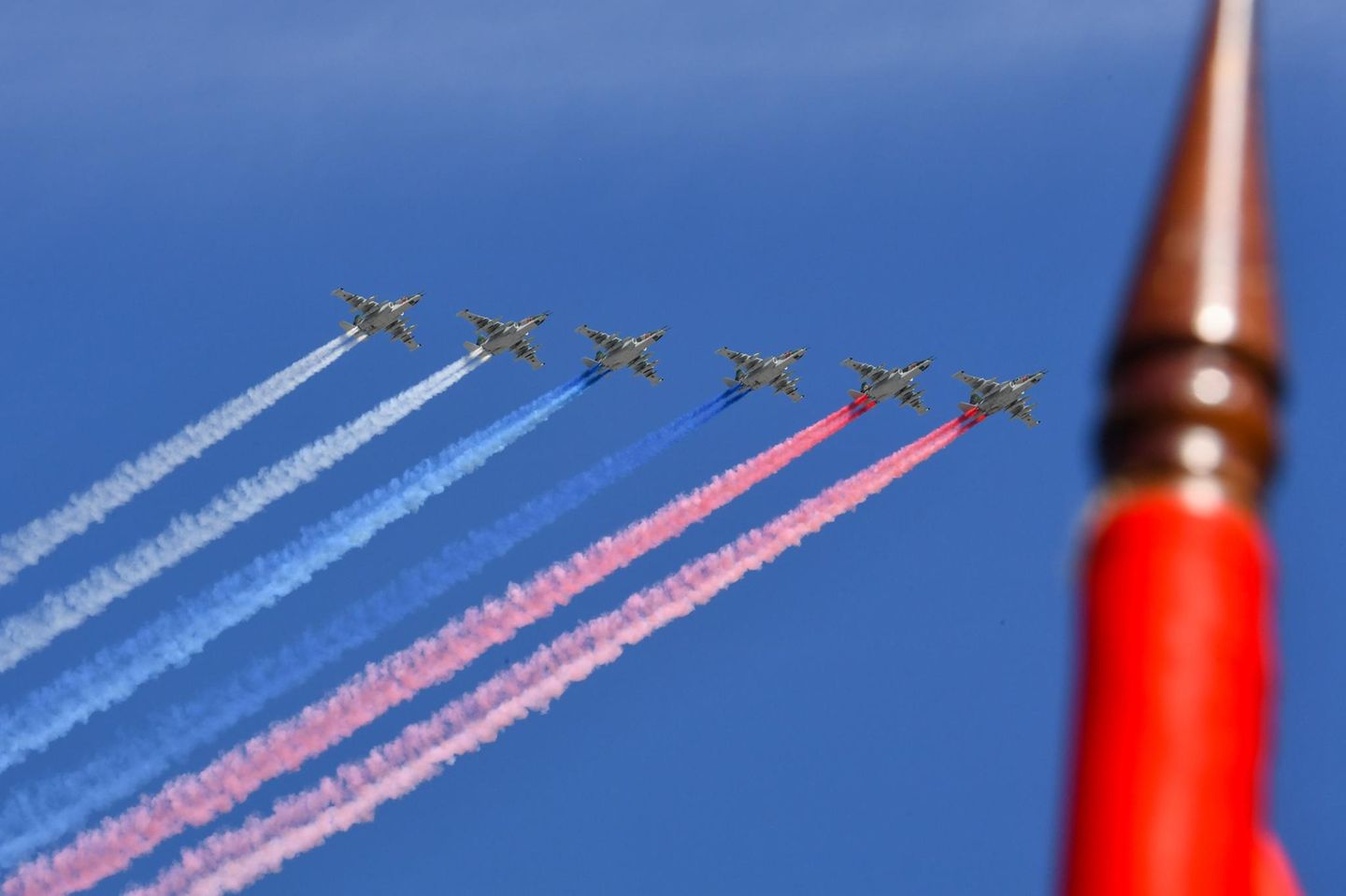 Kampfflugzeuge Su-25 zeichneten die russische Staatsflagge in den Himmel.