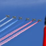 Kampfflugzeuge Su-25 zeichneten die russische Staatsflagge in den Himmel.