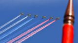 Kampfflugzeuge Su-25 zeichneten die russische Staatsflagge in den Himmel.