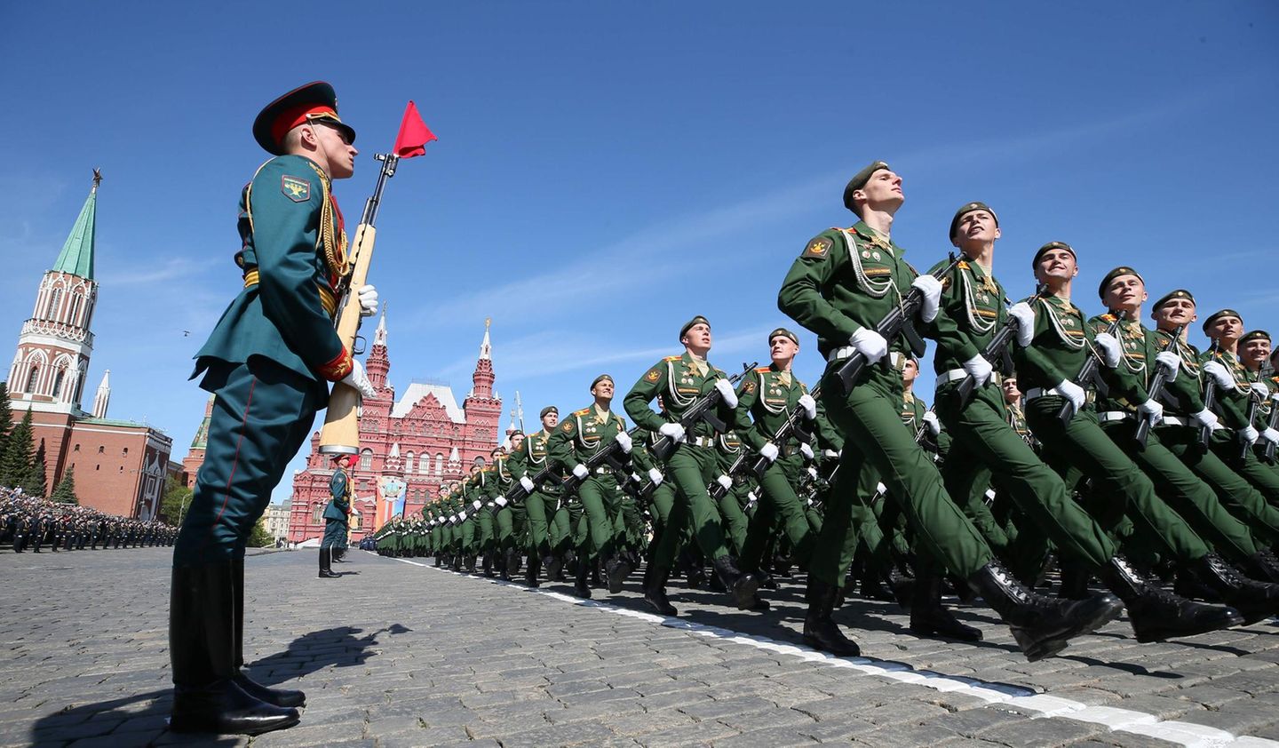 13.000 Soldaten aller Teilstreitkräfte der russischen Armee nahmen an der Parade teil. Im vergangenen Jahr waren es noch 10.000.