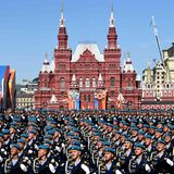 Fallschirmjäger aus Rjasan und Kostroma marschierten an den Zuschauern vorbei. 
