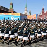 Wenn es etwas gibt, worauf man in Russland fast genauso stolz ist wie auf Waffen, so sind es die russischen Frauen. Offiziersschülerinnen durften also nicht fehlen. 