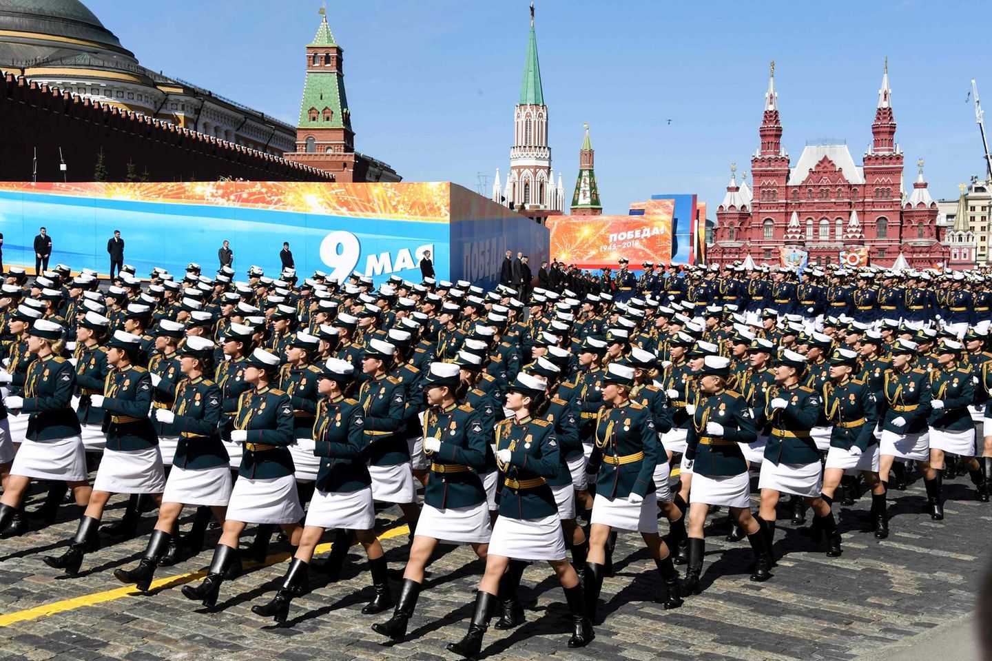 Wenn es etwas gibt, worauf man in Russland fast genauso stolz ist wie auf Waffen, so sind es die russischen Frauen. Offiziersschülerinnen durften also nicht fehlen. 