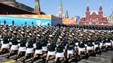 Wenn es etwas gibt, worauf man in Russland fast genauso stolz ist wie auf Waffen, so sind es die russischen Frauen. Offiziersschülerinnen durften also nicht fehlen. 