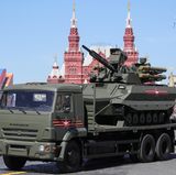 Erstmals wurde bei der Parade der Mehrzweck-Kampfroboter Uran-9 präsentiert.