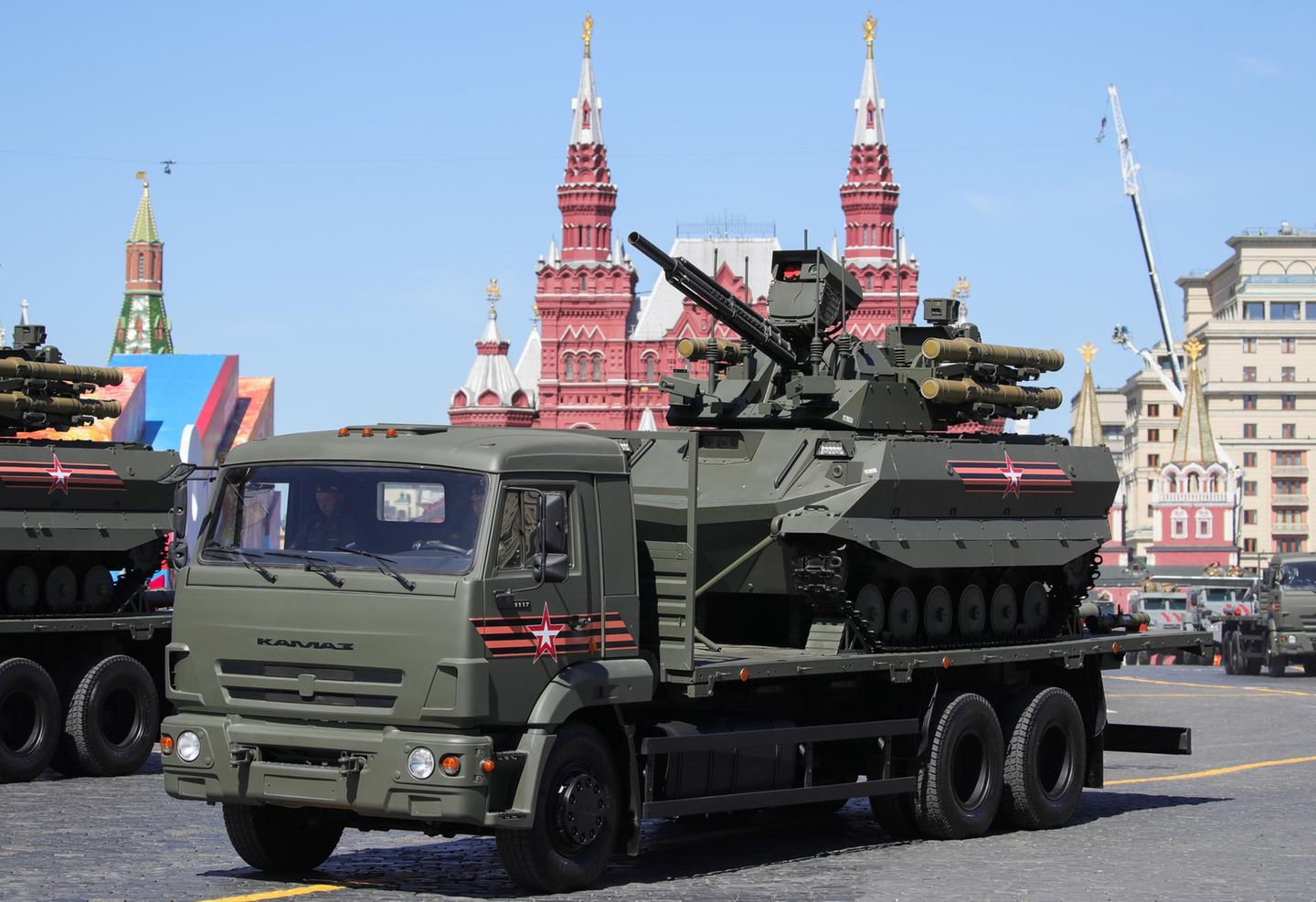 Erstmals wurde bei der Parade der Mehrzweck-Kampfroboter Uran-9 präsentiert.