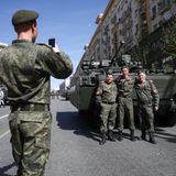 Auch russische Soldaten sind nur Menschen: Für einen Schnappschuss fürs Familienalbum finden auch sie Zeit. Die Teilnahme an der Parade gilt schließlich als große Ehre. 