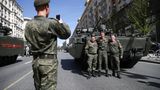 Auch russische Soldaten sind nur Menschen: Für einen Schnappschuss fürs Familienalbum finden auch sie Zeit. Die Teilnahme an der Parade gilt schließlich als große Ehre. 