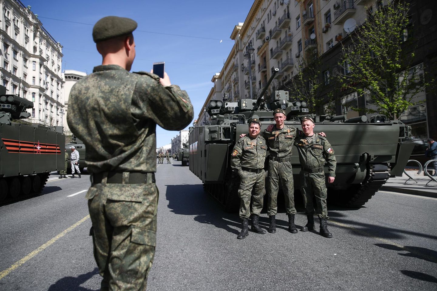 Auch russische Soldaten sind nur Menschen: Für einen Schnappschuss fürs Familienalbum finden auch sie Zeit. Die Teilnahme an der Parade gilt schließlich als große Ehre. 