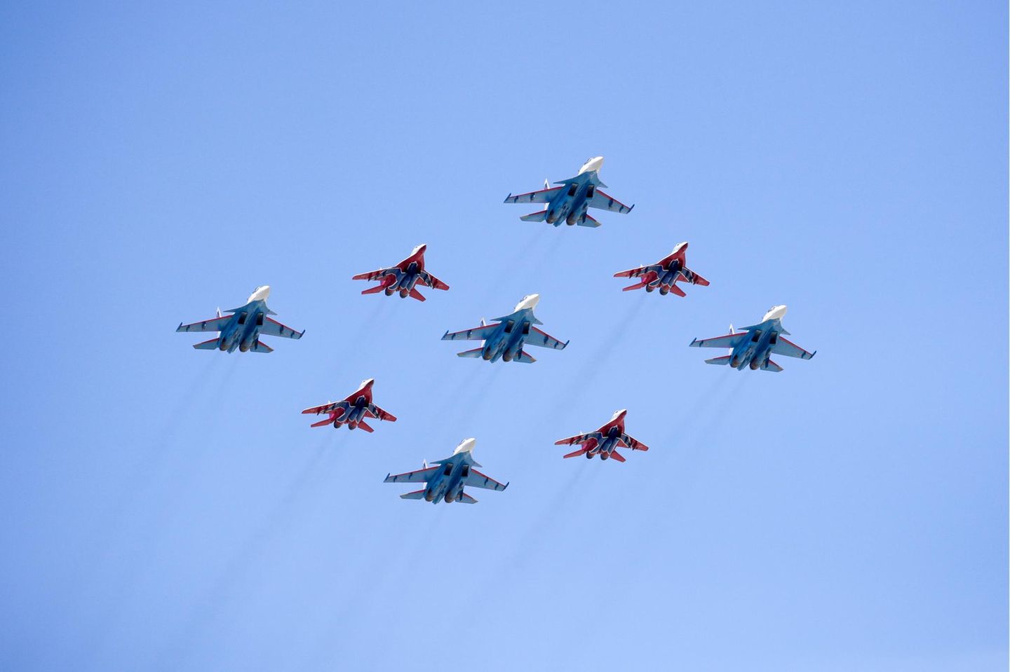 Die Kunstfluggruppen "Russkije Witjasi" ("Russische Recken") und "Strischi" ("Segler") demonstrierten mit jeweils Su-30SM- und MiG-29-Maschinen ihr Können.