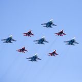 Die Kunstfluggruppen "Russkije Witjasi" ("Russische Recken") und "Strischi" ("Segler") demonstrierten mit jeweils Su-30SM- und MiG-29-Maschinen ihr Können.