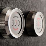 Cleveres Knöpfchen   Küchenhersteller Bora hat die schnöden Temperaturregler am Herd zu einem Userinterface ausgebaut. In "Revolution 2.0“ beherbergen die Drehknöpfe Digitalanzeigen, mit denen sich neben der Temperatur auch Timer, der Dunstabzug und viele Automatikfunktionen steuern lassen.