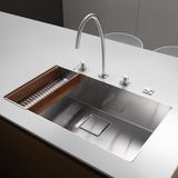 Die Spüle wird erwachsen   Ein kleines Wunder, dass sich in Zeiten des Geschirrspülers die Abtropffläche neben der Spüle so hartnäckig halten konnte. Die neusten Modelle verzichten darauf und nutzen den frei gewordenen Platz für ein größeres Spülbecken. So in die Länge gewachsen kann man in der Spüle nun endlich auch größere Dinge wie Backofenbleche und Auflaufformen reinigen, wie hier in der Spüle KWC Era des schweizer Küchenherstellers Franke.