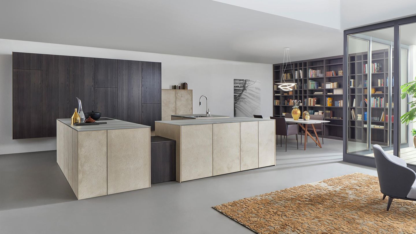 Industrial Style – die Betonküche  Weiß ist bei vielen zwar immer noch die bevorzugte Küchenfarbe, doch im Trend liegt sie nicht mehr – ganz im Gegenteil. Der Industrie Stil ist schwer angesagt: graue Oberflächen in Beton-, Schiefer- oder Sandstein-Optik zusammen. Praktisch alle namhaften Küchenhersteller wie Häcker, Leicht, Nolte und Rotpunkt haben den Industrielook im Programm. In den günstigeren Varianten ist der Beton lediglich als Dekor aufgebracht, wer es authentische mag, kann auch tiefer in die Tasche greifen und sich echten Spachtelbeton auftragen lassen. Sieht schicker aus, ist aber auch sehr empfindlich. Und spätestens seit Loriot wissen wir: Grau kann auch bunt sein. So gibt es die rustikale Optik auch als Weißbeton, Steingrau, Mausgrau, Kohlegrau, Grüngrau, Silbergrau und Schiefergrau.