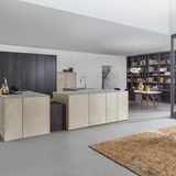 Industrial Style – die Betonküche  Weiß ist bei vielen zwar immer noch die bevorzugte Küchenfarbe, doch im Trend liegt sie nicht mehr – ganz im Gegenteil. Der Industrie Stil ist schwer angesagt: graue Oberflächen in Beton-, Schiefer- oder Sandstein-Optik zusammen. Praktisch alle namhaften Küchenhersteller wie Häcker, Leicht, Nolte und Rotpunkt haben den Industrielook im Programm. In den günstigeren Varianten ist der Beton lediglich als Dekor aufgebracht, wer es authentische mag, kann auch tiefer in die Tasche greifen und sich echten Spachtelbeton auftragen lassen. Sieht schicker aus, ist aber auch sehr empfindlich. Und spätestens seit Loriot wissen wir: Grau kann auch bunt sein. So gibt es die rustikale Optik auch als Weißbeton, Steingrau, Mausgrau, Kohlegrau, Grüngrau, Silbergrau und Schiefergrau.