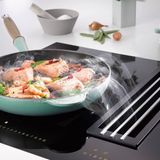 Unsichtbarer Dunstabzug   Die gute alte Dunstabzugshaube wird auf zwei Arten unsichtbar. Sie verschwindet als sogenannter Muldenlüfter zwischen den Kochplatten, fährt als Downdraft-Abzug nur bei Bedarf hinter dem Kochfeld hoch und residiert als schräge Fläche "kopffrei" über dem Kochfeld oder ....