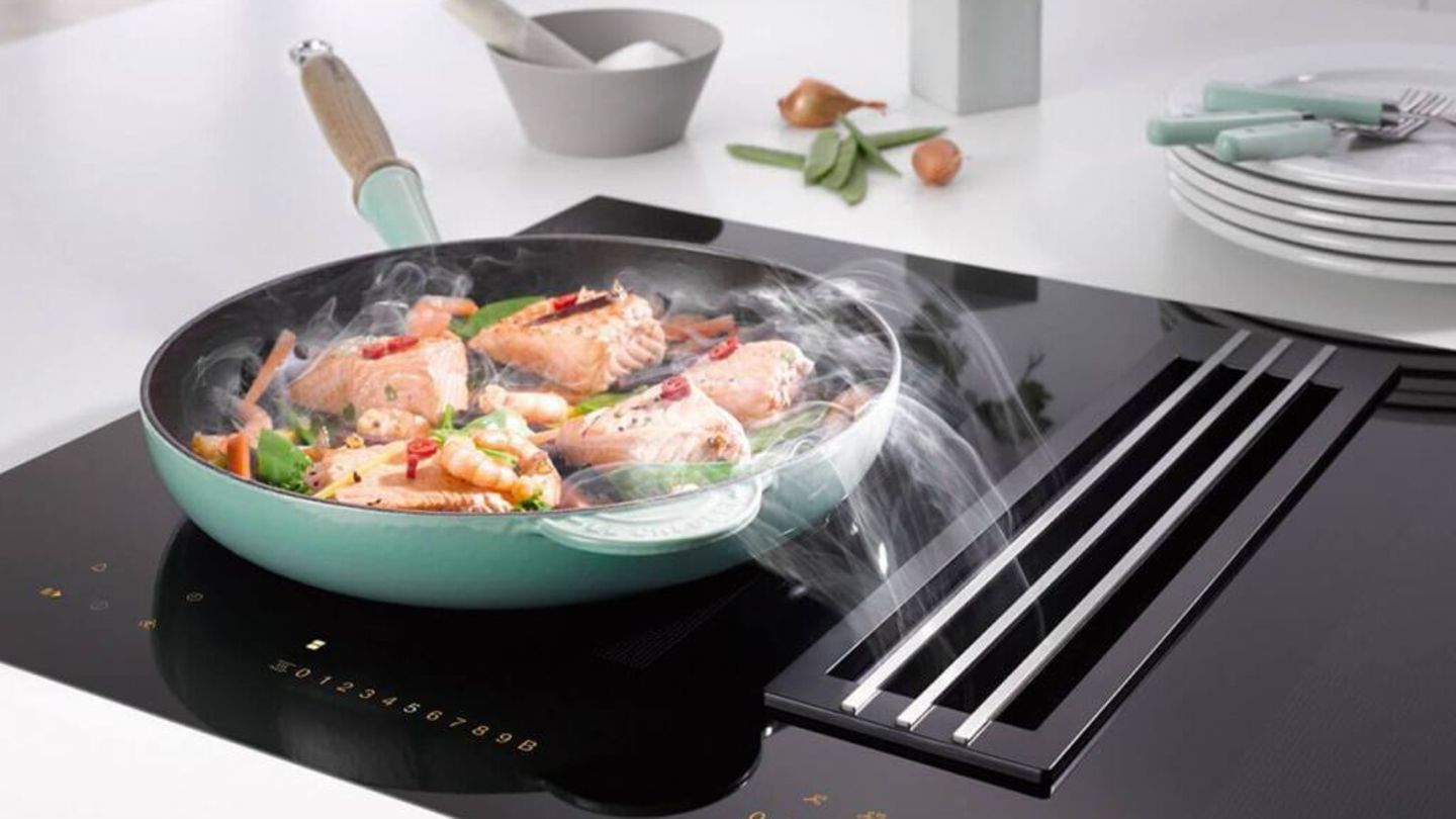 Unsichtbarer Dunstabzug   Die gute alte Dunstabzugshaube wird auf zwei Arten unsichtbar. Sie verschwindet als sogenannter Muldenlüfter zwischen den Kochplatten, fährt als Downdraft-Abzug nur bei Bedarf hinter dem Kochfeld hoch und residiert als schräge Fläche "kopffrei" über dem Kochfeld oder ....