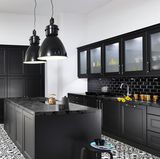 Manchmal kommen sie wieder – die Landhausküche   Sie ist wieder da, zurück aus den 90er Jahren: die Landhausküche. Aber keine Bange, Eiche rustikal und bunte Butzenscheiben gehören nicht zu den Wiedergängern. Die moderne Landhausküche ist sehr klar in Formen und dunkel in den Farben: Schwarz, Carbon, Navyblau oder Graphit sind die angesagten Farben. Für den gemütlichen Touch sorgt die fühlbare Maserung der Holzdekore in Kombination mit grifflosen Schränken und bodentiefen Fronten entsteht eine wohnliche Küchenoptik. Perfekt für große Räume mit einer offenen Küche.