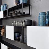 Comeback der Vitrine  Man zeigt wieder, was man hat: Die Vitrine ist zurück. Ob aus Glas, Holz, Edelstahl, in knallbuntem Lack oder mit raffinierter Beleuchtung: In den neuen Vitrinen und offenen Regalen werden wieder Geschirr, Gläser und Gewürze offen zu Schau gestellt. Wie hier in den Vitrinen aus Blaustahl von Nolte.