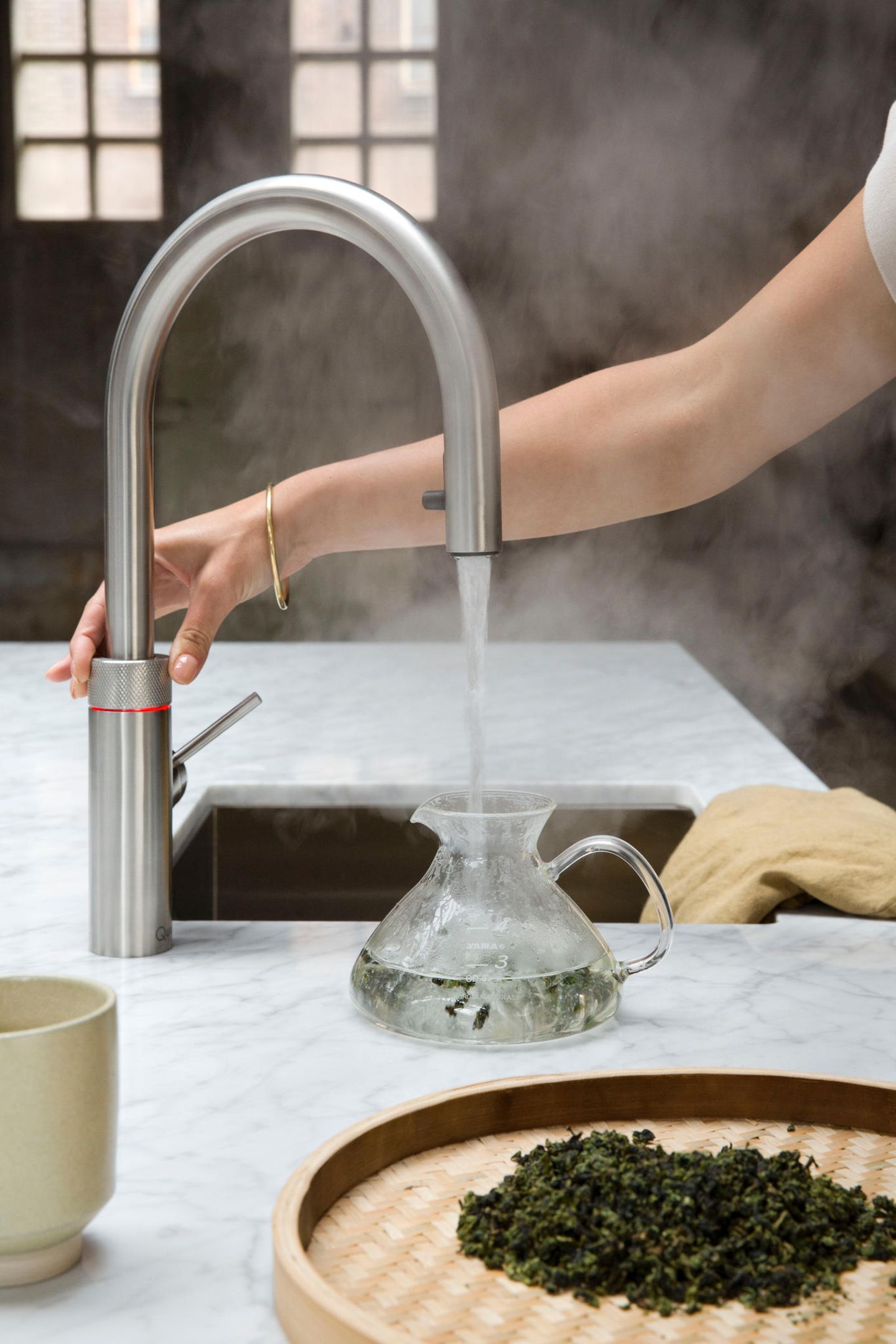 Küchentrends 2018: Wasserhahn mit Sensor und kochendem Wasser Der beste Wasserhahn in der Küche ist der, den man nicht mehr anfassen muss. In vielen neuen Modellen halten daher Bewegungssensoren Einzug: einfach den Topf oder die Hände darunter halten und das Wasser fließt. Wer Wasserkocher nicht in der Küche haben will, der kann sich mit dem Quooker kochendes Wasser direkt aus dem Hahn ziehen. Über einen eigenen kleinen Durchlauferhitzer und hohem Druck hält der Hightech-Wasserhahn ständig kochendes Wasser vor. Das hat allerdings seinen Energiepreis. Um die 20 Euro Strom pro Jahr kostet der kleine Luxus. Wasserhahn mit Sensor und kochendem Wasser Der beste Wasserhahn in der Küche ist der, den man nicht mehr anfassen muss. In vielen neuen Modellen halten daher Bewegungssensoren Einzug: einfach den Topf oder die Hände darunter halten und das Wasser fließt. Wer Wasserkocher nicht in der Küche haben will, der kann sich mit dem Quooker kochendes Wasser direkt aus dem Hahn ziehen. Über einen eigenen kleinen Durchlauferhitzer und hohem Druck hält der Hightech-Wasserhahn ständig kochendes Wasser vor. Das hat allerdings seinen Energiepreis. Um die 20 Euro Strom pro Jahr kostet der kleine Luxus.