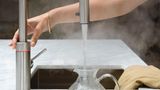 Wasserhahn mit Sensor und kochendem Wasser   Der beste Wasserhahn in der Küche ist der, den man nicht mehr anfassen muss. In vielen neuen Modellen halten daher Bewegungssensoren Einzug: einfach den Topf oder die Hände darunter halten und das Wasser fließt. Wer Wasserkocher nicht in der Küche haben will, der kann sich mit dem Quooker kochendes Wasser direkt aus dem Hahn ziehen. Über einen eigenen kleinen Durchlauferhitzer und hohem Druck hält der Hightech-Wasserhahn ständig kochendes Wasser vor. Das hat allerdings seinen Energiepreis. Um die 20 Euro Strom pro Jahr kostet der kleine Luxus.