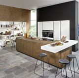 Rost macht jede Küche zum Unikat  Die Küchenhersteller Nolte sowie Leicht holen bei der Industrieoptik sogar Rost in die Küche. Verwendet wird dabei Cortenstahl.  Diese Stahlart setzt eine rostrote Patina an. Da das Rostmuster stets unterschiedlich aussieht, ist jede Küche sozusagen ein Unikat.