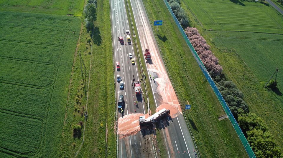 Lkw-Unfall in Polen taucht Autobahn in Schokolade