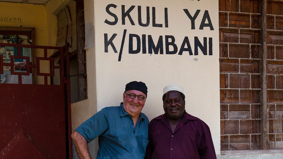 Jürgen Borchardt mit dem Direktor der Schule Jürgen Borchardt und Direktor