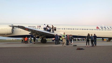 Passagiere eines Delta Air Lines Fluges mit dem Kürzel DL1854 von Detroit nach Denver werden aus dem Flugzeug evakuiert. 
