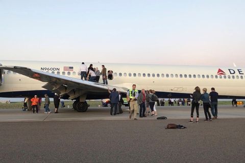 Passagiere eines Delta Air Lines Fluges mit dem Kürzel DL1854 von Detroit nach Denver werden aus dem Flugzeug evakuiert. 