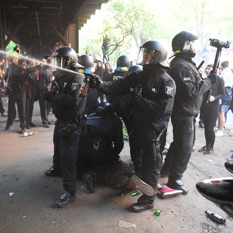 Nicht nur wie hier am 1. Mai in Berlin sind Polizisten Angriffen ausgesetzt