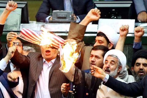 Parlamentarier im Iran verbrennen eine US-Flagge aus Papier