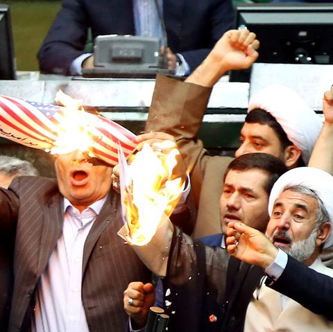 Parlamentarier im Iran verbrennen eine US-Flagge aus Papier