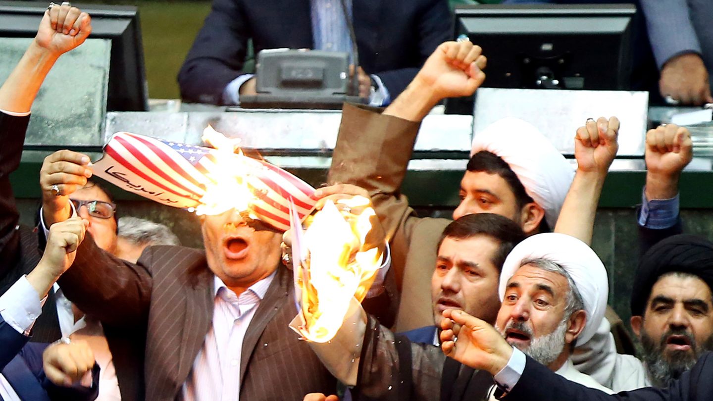 Parlamentarier im Iran verbrennen eine US-Flagge aus Papier