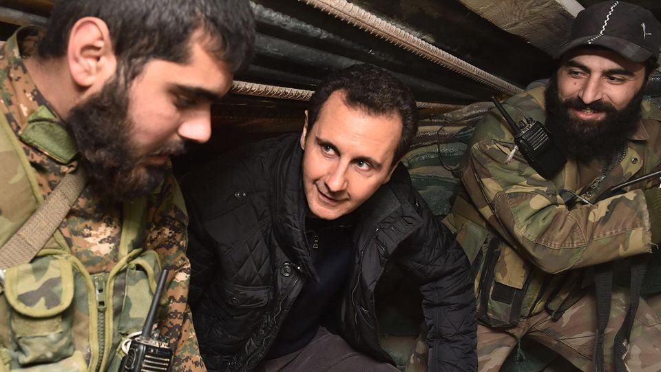 Baschar al Assad besucht Soldaten in einem Schutzbunker in der Nähe von Jobar, einem Vorort von Damaskus, Syrien